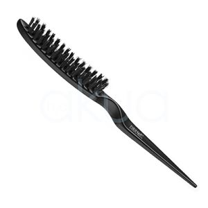 Cepillo crepar jabali 03171. El cepillo de crepar mostrado es un modelo profesional de diseño plano y curvado, completamente negro mate, con cerdas naturales de jabalí de color grisáceo implantadas en filas uniformes sobre una base flexible de plástico negro. Mide unos 25-30 cm de largo total, con un mango ergonómico delgado y ligeramente curvado hacia arriba, que incluye una púa larga y puntiaguda al final para separar mechones. H2o Akua