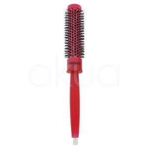 Cepillo termico Termix rojo. En la imagen se ve un cepillo térmico redondo de la marca Termix, de color rojo uniforme en todo el cuerpo. El barril es cilíndrico, perforado y cerámico, con numerosos orificios y cerdas negras de nailon distribuidas de forma homogénea alrededor. El mango es alargado, ergonómico y del mismo color, con la palabra Ceramic grabada en vertical cerca de la base y el logo “TERMIX” en la zona donde se une con el barril. H2o Akua. 