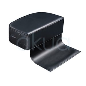 Cojin elevador niños H2oAkua. El cojín tiene forma rectangular alargada y curvada, con un cuerpo principal rectangular elevado (aprox. 30x20 cm) y una tira flexible plana extendida desde la base inferior (como una lengüeta de 25x8 cm). Todo en color negro uniforme, tapizado en material liso tipo polipiel o goma suave.