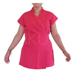 Kimono antibacteriano Rosa jp. Casaca kimono profesional de peluquería en color rosa con ribete rosa, de manga corta y corte cruzado en V con solapa wrap. Bolsillos laterales grandes y un diseño elegante, cómodo y funcional para estilistas. H2o Akua
