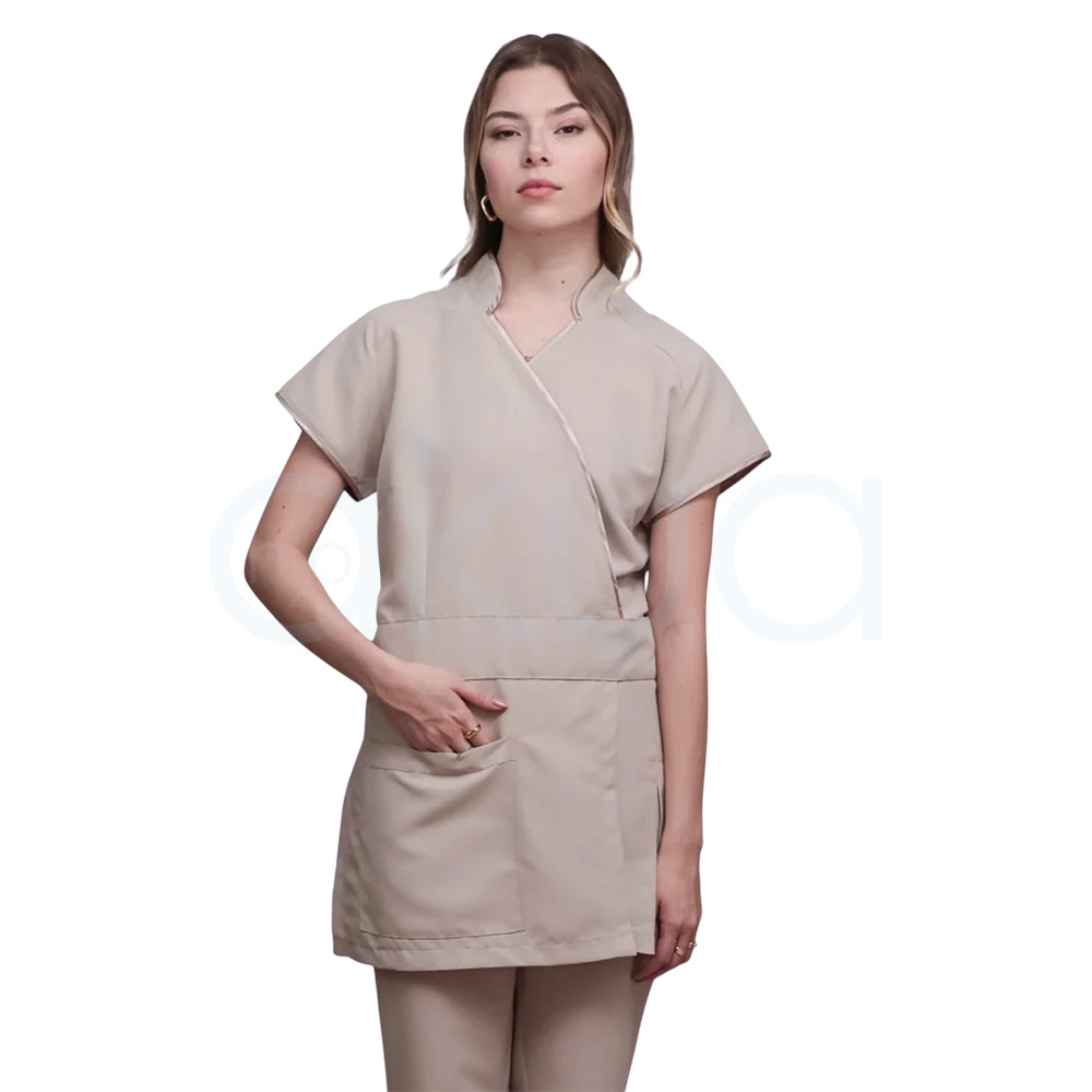 Kimono antibacteriano beige ribete dorado jp. Casaca kimono profesional de peluquería en color rosa con ribete rosa, de manga corta y corte cruzado en V con solapa wrap. Bolsillos laterales grandes y un diseño elegante, cómodo y funcional para estilistas. H2o Akua