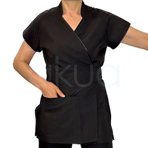 Kimono antibacteriano negro jp. Casaca kimono profesional de peluquería en color negro mate, de manga corta y corte cruzado en V con solapa wrap. Bolsillos laterales grandes y un diseño elegante, cómodo y funcional para estilistas.H2o Akua