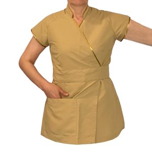 Kimono antibacteriano Camel ribete dorado jp. Casaca kimono profesional de peluquería en color camel con ribete dorado, de manga corta y corte cruzado en V con solapa wrap. Bolsillos laterales grandes y un diseño elegante, cómodo y funcional para estilistas. H2o Akua