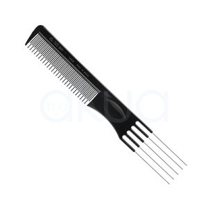 Peine 5 puas metal 19,5cm Eurostil 01469. Peine profesional de peluquería negro fabricado en material resistente tipo acetato o celuloide, con dientes anchos espaciados (tipo ventilador) para desenredar y separar mechones. El mango tiene una forma ergonómica con cinco púas metálicas finas y largas que sobresalen, ideales para seccionar el cabello durante cortes, tintes o peinados complejos. H2o Akua