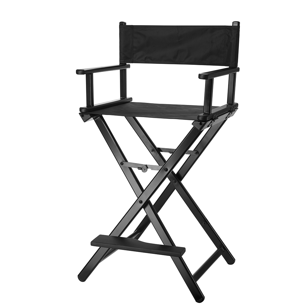 Silla maquillador negra 06156/50. La imagen muestra una silla plegable de director negra tipo taburete alto profesional, vista de frente y ligeramente de lado sobre fondo blanco. Tiene estructura tubular de aluminio negro mate con diseño en tijera para plegado compacto, asiento y respaldo rectangulares tapizados en tela negra transpirable resistente, reposapiés metálico transversal y altura ajustable para uso en salones de peluquería, maquillaje o barberías. H2o Akua