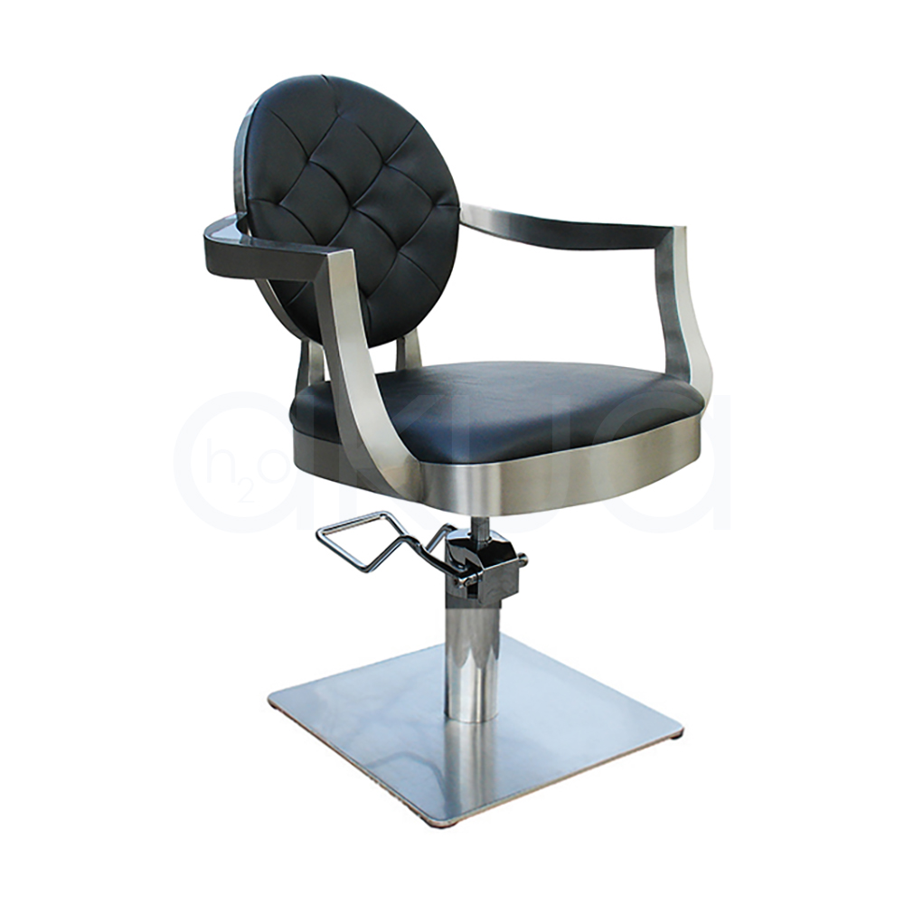 Sillon pie cuadrado Chic negro 06096/50/3. El sillón Chic tiene un respaldo redondo tapizado en negro con capitoné (rombos acolchados) y un asiento también negro de forma circular ligeramente ovalada. La estructura, los brazos curvos y la base cuadrada hidráulica son metálicas en acabado plateado/cromado, creando un contraste elegante negro‑plata. H2o Akua 