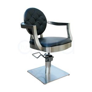 Sillon pie cuadrado Chic negro 06096/50/3. El sillón Chic tiene un respaldo redondo tapizado en negro con capitoné (rombos acolchados) y un asiento también negro de forma circular ligeramente ovalada. La estructura, los brazos curvos y la base cuadrada hidráulica son metálicas en acabado plateado/cromado, creando un contraste elegante negro‑plata. H2o Akua ​