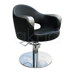 Sillon pie redondo Art negro 06094/50/2. El sillón tiene una forma envolvente, con respaldo y brazos integrados que crean una especie de cubeta redondeada y abierta por delante. Su color principal es negro, con los apoyabrazos rematados en un tono metálico plateado y la base hidráulica en cromo brillante. H2o Akua