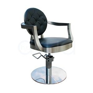 Sillon pie redondo Chic negro 06096/50/2. El sillón Chic tiene un respaldo redondo tapizado en negro con capitoné (rombos acolchados) y un asiento también negro de forma circular ligeramente ovalada. La estructura, los brazos curvos y la base redonda hidráulica son metálicas en acabado plateado/cromado, creando un contraste elegante negro‑plata. H2o Akua ​