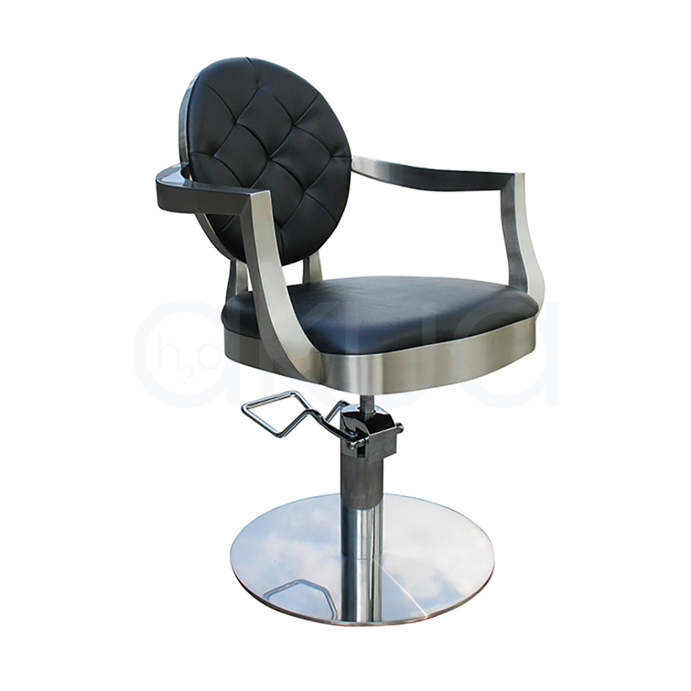 Sillon pie redondo Chic negro 06096/50/2. El sillón Chic tiene un respaldo redondo tapizado en negro con capitoné (rombos acolchados) y un asiento también negro de forma circular ligeramente ovalada. La estructura, los brazos curvos y la base redonda hidráulica son metálicas en acabado plateado/cromado, creando un contraste elegante negro‑plata. H2o Akua 
