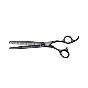 Tijera esculpir 6" Black Pearl Captain Cook 06479. En acabado negro satinado con la inscripción “Black Pearl” en la hoja dentada. La hoja inferior tiene dientes finos y regulares (aprox. 30–40 dientes), mientras la superior es lisa, típica de tijeras para texturizar y eliminar volumen sin dejar marcas visibles. El mango es ergonómico offset, con tornillo central decorado (rojo/negro), dos anillas y apoyo curvado para el meñique, con el logo de Captain Cook visible en el cuerpo. H2o Akua