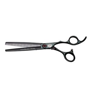 Tijera esculpir 7" Black Pearl Captain cook 04896. En acabado negro satinado con la inscripción “Black Pearl” en la hoja dentada. La hoja inferior tiene dientes finos y regulares (aprox. 30–40 dientes), mientras la superior es lisa, típica de tijeras para texturizar y eliminar volumen sin dejar marcas visibles. El mango es ergonómico offset, con tornillo central decorado (rojo/negro), dos anillas y apoyo curvado para el meñique, con el logo de Captain Cook visible en el cuerpo. H2o Akua