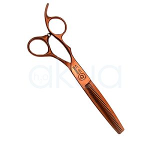 Tijera zurdos 6.5 esculpir Dominant cobre Ragnar. Tijera de entresacar profesional de peluquería en color cobre/rose gold con acabado metálico brillante, de diseño ergonómico y moderno. Tiene dos anillas para los dedos, un apoyo para el meñique muy marcado y una hoja con dientes finos típica de las tijeras de esculpir, donde se aprecia grabado el nombre Ragnar y otras inscripciones técnicas del modelo. H2o Akua ​
