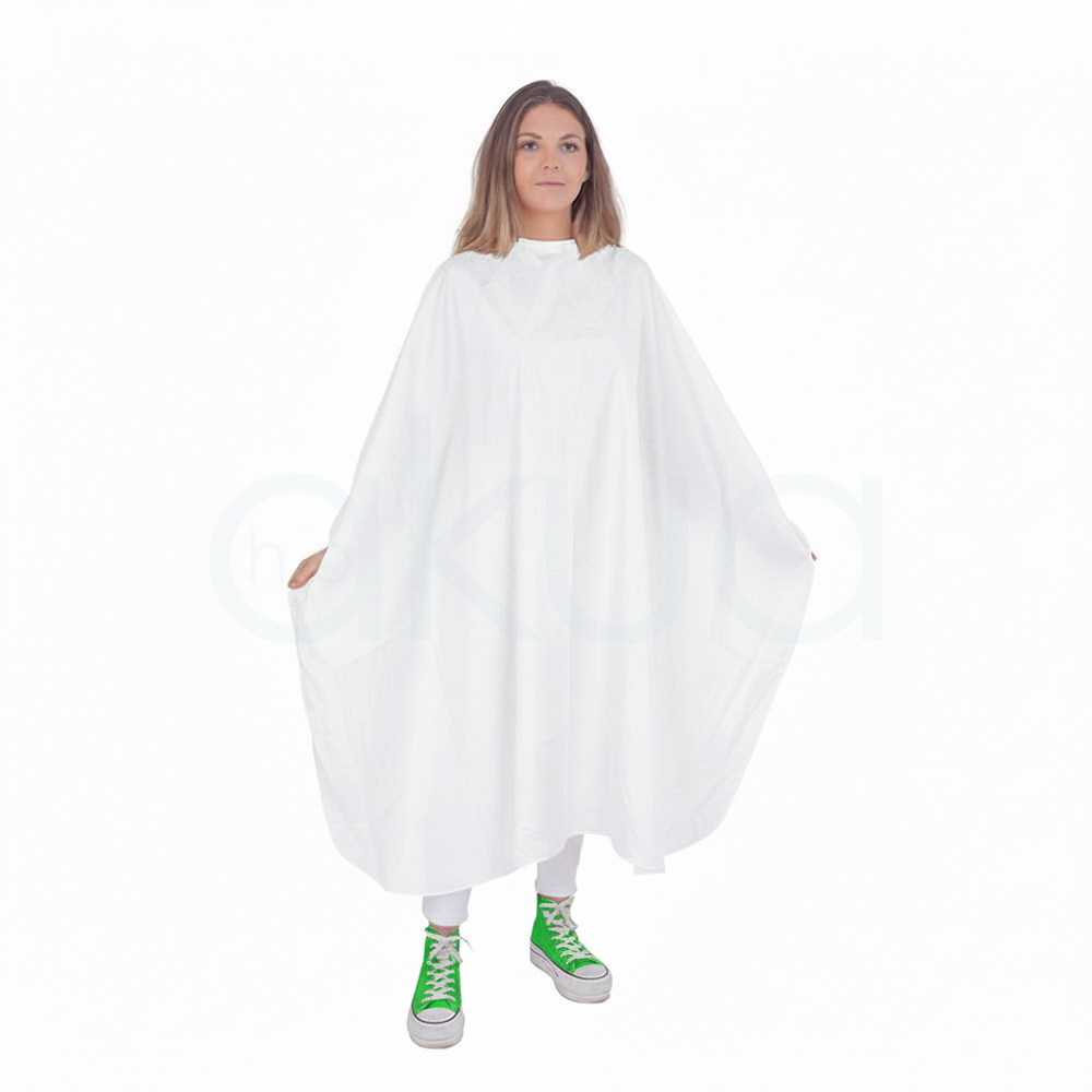 Capa corte blanca 02503/58. La capa es tipo poncho desechable/reutilizable, con cuello alto redondo y mangas cortas anchas que cubre hasta rodillas H2o Akua