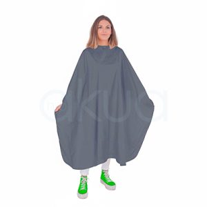 Capa corte gris 02503/72. La capa es tipo poncho desechable/reutilizable, con cuello alto redondo y mangas cortas anchas que cubre hasta rodillas H2o Akua