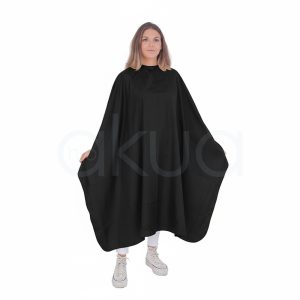 Capa corte negra 02503/50. La capa es tipo poncho desechable/reutilizable, con cuello alto redondo y mangas cortas anchas que cubre hasta rodillas H2o Akua