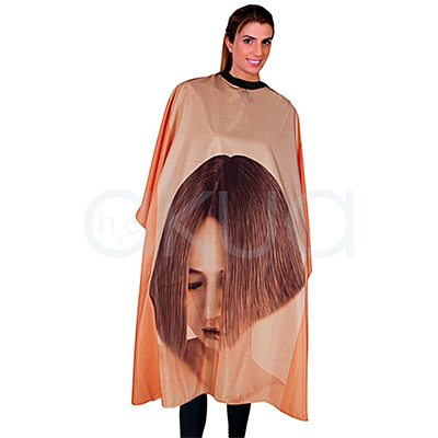 Capa corte beige Eurostil. Capa de corte estampada para peluquería, con forma de poncho largo y color beis dorado translúcido. H2o Akua. 