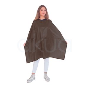 Capa plastico negra 01988/50. Poncho rectangular amplio (~130x110 cm aprox.), con cuello redondo troquelado con cinta ajustable (velcro o cinta elástica). Caída fluida hasta muslos/caderas, mangas cortas holgadas. Superficie lisa brillante, ligera y flexible. H2o Akua