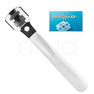 Corta callos con cuchilla H2oAkua 01102. El corta callos tiene forma alargada tipo mango recto con cabezal metálico en un extremo. El mango es blanco liso, ligeramente curvado y de punta redondeada; el cabezal es de acero plateado brillante con contorno rectangular suavemente redondeado y un orificio circular negro en la zona de unión.