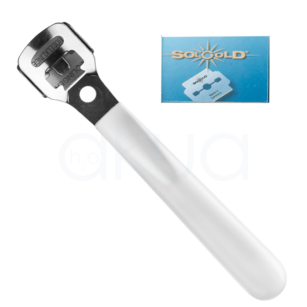 Corta callos con cuchilla H2oAkua 01102. El corta callos tiene forma alargada tipo mango recto con cabezal metálico en un extremo. El mango es blanco liso, ligeramente curvado y de punta redondeada; el cabezal es de acero plateado brillante con contorno rectangular suavemente redondeado y un orificio circular negro en la zona de unión.