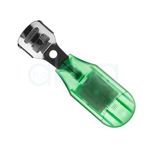 Corta callos mini H2oAkua 02669. Tiene forma compacta tipo mango delgado con cabezal en un extremo. Mango verde lima translúcido mate, ergonómico curvado (largo 12 cm, diámetro 1,5 cm) con orificio colgador negro; cabezal acero plateado cromado rectangular (3x1,5 cm) con doble hoja afilada, unión negra reforzada.