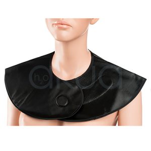 Cubre cuello negro 02519/50. De forma circular, tipo capa corta, que rodea el cuello y descansa sobre hombros y parte alta del pecho. La pieza tiene un cierre frontal solapado con un círculo marcado en el centro y está rematada con un ribete negro en todo el contorno. H2o Akua