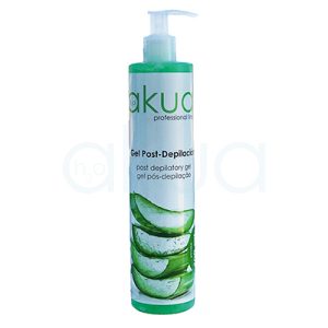 Gel Aloe vera 400ml H2oAkua. Envase cilíndrico, dispensador bomba plateado en tapa superior. Color predominante verde menta translúcido en botella opaca inferior, con 4 hojas aloe vera ilustradas escalonadas en blanco/verde; etiquetas blancas con texto negro/verde "Gel Post-Depilatorio post-depilatorio gel" y logos "AKUA profesional".