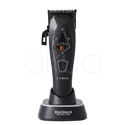 Maquina de corte X-Tech Ragnar 09179. La máquina es de color negro mate con algunos detalles en gris y transparente en la zona central donde se ve parte del mecanismo interior. La forma del cuerpo es alargada y ergonómica, ensanchándose ligeramente en la parte superior y estrechándose hacia la base para facilitar el agarre, con una cuchilla recta en la parte superior y un soporte de carga rectangular redondeado en la parte inferior. H20 Akua