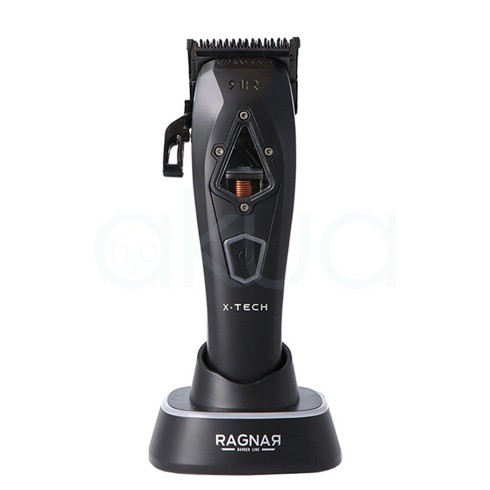 Maquina de corte X-Tech Ragnar 09179. La máquina es de color negro mate con algunos detalles en gris y transparente en la zona central donde se ve parte del mecanismo interior. La forma del cuerpo es alargada y ergonómica, ensanchándose ligeramente en la parte superior y estrechándose hacia la base para facilitar el agarre, con una cuchilla recta en la parte superior y un soporte de carga rectangular redondeado en la parte inferior. H20 Akua
