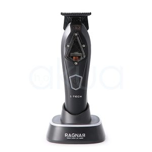 Maquina retoques S-Tech Ragnar 09180. La máquina es de color negro mate con algunos detalles en gris y transparente en la zona central donde se ve parte del mecanismo interior. La forma del cuerpo es alargada y ergonómica, ensanchándose ligeramente en la parte superior y estrechándose hacia la base para facilitar el agarre, con una cuchilla recta tipo T en la parte superior y un soporte de carga rectangular redondeado en la parte inferior. H20 Akua