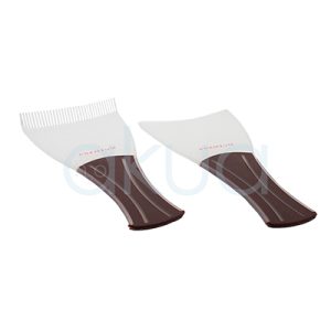 Paleta derrapa mechas premium H2oAkua. La imagen muestra dos paletas para mechas/tinte, una con peine dentado y otra lisa, ambas sobre fondo blanco puro. Forma y color: Ambas ergonómicas con mango marrón oscuro; cabezas blancas inclinadas (7x4 cm). Derecha: púas rectas finas. Izquierda: borde liso redondeado.