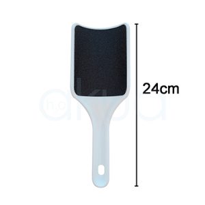 Raspacallos curvado 24cm 07933. Es una lima profesional de plástico para pedicura, con hoja abrasiva negra rugosa rectangular curvada que se adapta a talones. Forma trapezoidal curvada (ancho superior 6 cm, inferior 4 cm; largo hoja 10 cm, total ~20 cm), mango blanco ergonómico recto con orificio colgador. H2o Akua