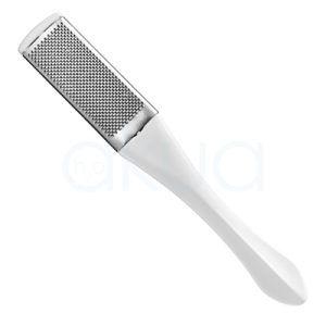Raspacallos metalico 01068. Hoja metálica plateada cromada con superficie rugosa densa (grano fino-medio); mango plástico blanco mate translúcido, punta redondeada. La lima de pies (raspador callosidades) tiene forma rectangular alargada total ~20 cm x 4 cm, con hoja gruesa dentada y mango ergonómico estilizado. H2o Akua