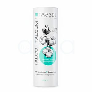 Talco perfumado Tassel 200gr 06429. Envase cilíndrico alto y estrecho completamente blanco mate con etiquetas frontales. Forma cilindro recto, tapa superior plana. Ilustración algodón blanco abierto en centro. Colores: Blanco dominante; etiquetas negro "TALCO TALCUM POWDER", verde menta "Tassel Skin Cosmetics" detalles finos negros/verdes.
