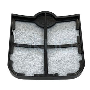 Filtro antiacaros aspirador eurostil 06612/1. Es un filtro antiácaros de forma casi cuadrada con una ligera curvatura en la parte superior, hecho con un marco rígido de plástico negro y un material filtrante blanco tipo fieltro en el interior. El fieltro está dividido en cuatro secciones rectangulares por nervios o travesaños de plástico que le dan rigidez y ayudan a mantener el material extendido, de modo que el aire al pasar queda tamizado y se retienen polvo fino y ácaros para mejorar la calidad del aire del aparato donde se instala. H2o Akua