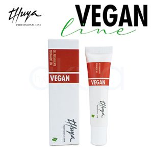 Gel permanente pestañas vegan 15ml Thuya.Se presenta en un tubo de gel rojo de 15 ml dentro de su caja blanca protectora. Destaca el etiquetado "VEGAN" en letras grandes rojas repetidas, junto al logo "Thuya Professional Line" y texto "Gel Permanente" en español. La caja blanca tiene detalles verdes que refuerzan su certificación vegana (sin ingredientes animales). H2o Akua