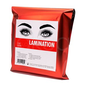 Kit Brows lamination Thuya. Envoltorio rectangular de color rojo metalizado, con los bordes doblados como si fuera una bolsa o sobre sellado. La parte frontal está difuminada, pero se intuye que ahí iría la zona de la etiqueta o el diseño principal del producto, mientras que el lateral derecho muestra el pliegue del material, dando aspecto de paquete flexible tipo bolsa de recambio o producto cosmético. H2o Akua