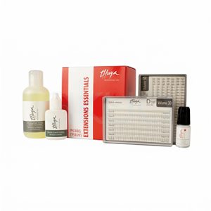 Kit Extensiones Essentials de Pestañas Thuya. La imagen muestra un kit profesional de extensiones de pestañas sobre un fondo blanco muy limpio, con varios productos dispuestos de forma ordenada para catálogo. En el centro destaca una caja roja y blanca con el texto “EXTENSIONS ESSENTIALS”, acompañada de frascos, bandejas y estuches con etiquetas visibles, todo con un estilo de presentación comercial y minimalista. (see the generated image above) Se ven cuatro elementos principales: un frasco grande a la izquierda, un botecito blanco delante, la caja principal en el centro, y dos estuches de pestañas a la derecha, además de un pequeño frasco oscuro en el extremo. La composición transmite una imagen de producto profesional, pensada para venta online o presentación de marca. H2o Akua