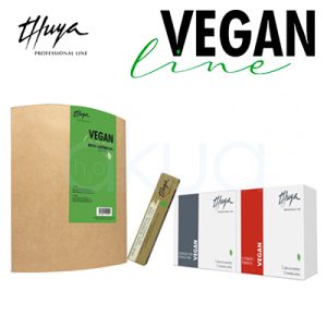 Kit Line Brow Lamination monodosis Vegan Thuya. La imagen muestra un kit Thuya Vegan Line para cejas y pestañas, compuesto por varios productos en presentación profesional. A la izquierda se ve una carpeta o estuche grande de cartón kraft con etiqueta verde donde destaca la palabra “VEGAN”; a su lado hay una caja alargada dorada (probablemente crema regeneradora) y, a la derecha, tres cajas blancas con franjas de color gris y rojo correspondientes al gel permanente vegano y al neutralizante en crema vegano, todos de la línea Thuya Professional. H2o Akua