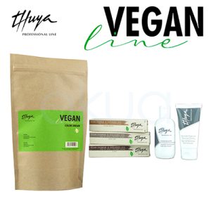 Kit Line Color Dream vegan Thuya. A la izquierda aparece una bolsa grande de cartón kraft con una etiqueta verde intensa donde se lee "Thuya Professional Line – VEGAN Color Dream", que actúa como estuche principal del set. A la derecha se ven tres cajas alargadas horizontales de tinte vegano para cejas y pestañas en distintos tonos (marrones y neutros), junto a dos envases blancos: un frasco de cristal con tapón dosificador (probablemente el líquido revelador) y un tubo blanco de crema con franja gris específica para la zona ocular. H2o Akua