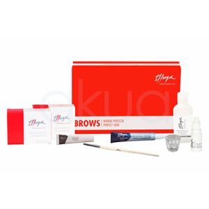 Kit mirada perfecta de cejas Thuya. Se muestra kit profesional de Thuya para cejas, enfocado en el tratamiento "Brows Perfect Look". En primer plano hay una caja roja grande con el logo de la marca, junto a sus componentes: un bote blanco opaco etiquetado "Brows Protector", un envase azul de "Gel Perm", una caja roja con más detalles del kit, un bote transparente de líquido (limpiador), un tubo blanco pequeño con gotero, un pincel fino gris, un palito de madera y un vasito de cristal. Todo está presentado de forma ordenada y profesional sobre una superficie reflectante, ideal para servicios de laminado y cuidado de cejas en estética. H2o Akua