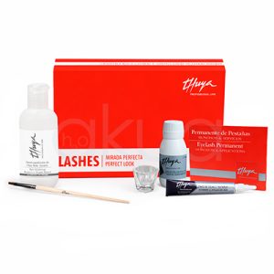 Kit mirada perfecta de pestañas Thuya. Se muestra el Kit “Mirada Perfecta” de pestañas de Thuya, con una caja roja de fondo y el logo de la marca. En primer plano hay un bote grande transparente de “Limpia Hair” (limpiador de pelo), un frasco pequeño blanco de “Permeante de Pestañas”, un tubo gris de “Eye Lash Remover” (removedor de pestañas), una tarjeta roja con instrucciones, un pincel fino, un vasito de cristal y un tubo plateado de adhesivo o sérum. Todo está dispuesto para un tratamiento completo de permanente y cuidado de pestañas. H2o Akua