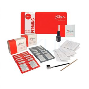 Kit monodosis permanente Thuya. La imagen muestra un kit monodosis Thuya Professional Line para permanente de pestañas ("Thuya Eyelashes Perming"), con una caja roja principal grande etiquetada "MONODOSIS PERMING" como foco central. Cajas y sobres rojos con monodosis de gel permanente y neutralizante (12 unidades cada uno). Pads de silicona grises, rulos mixtos blancos y accesorios sueltos: cepillo peine negro, palito de naranjo y frasco de cola negra. Numerosas unidades monodosis desempaquetadas para resaltar la practicidad e higiene. H2o Akua