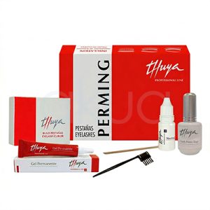 Kit permanente de pestañas Thuya. La imagen muestra un kit profesional de permanente para pestañas Thuya Professional Line ("Thuya Perming Lashes"), enfocado en rizado químico duradero sin extensiones. Destaca una caja roja grande con el logo "Thuya" y texto "Perming Lashes" en blanco. ​Componentes Principales Caja roja principal con gel permanente en tubo rojo ("Gel Permette"). Envase blanco alargado de neutralizante o fijador. Cepillo negro y aplicador de madera. Frasco plateado de cola o solución auxiliar. H2o Akua