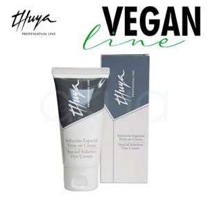 Solucion especial tinte en crema Thuya 50ml. Tubo de crema de tinte con envase blanco mate y tapa gris plateada, junto a su caja protectora azul grisácea semiabierta. Logo Thuya elegante en negro, textos en español/inglés perfectamente legibles. H2o Akua