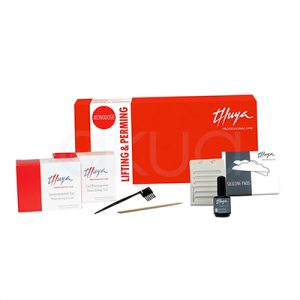 Kit lifting y permanente de pestañas monodosis Thuya. La imagen muestra un kit profesional monodosis de la marca Thuya para lifting y permanente de pestañas. Incluye una caja roja principal etiquetada "No Lash Perming & Lifting Thuya Line", junto a componentes individuales como monodosis blancas, un cepillo negro, pads de silicona gris, un aplicador de madera, pegamento en frasco negro y accesorios adicionales. H2o Akua