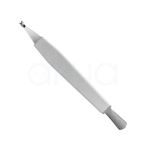 Cortacuticulas Pollie 01336. En la imagen se muestra un cuerpo alargado y ligero, con mango plástico liso para sujetarlo con comodidad. En uno de los extremos aparece una punta metálica pequeña y bifurcada, tipo gancho o pinza fina, útil para levantar o retirar piel sobrante. H2o Akua