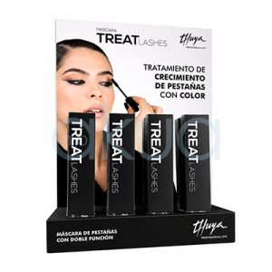 Expositor Mascara pestañas treat Lashes Thuya. En primer plano hay cuatro cajas negras de máscara de pestañas colocadas verticalmente sobre una base negra con el logotipo de la marca. Detrás, un cartel muestra a una mujer aplicándose máscara en las pestañas mientras se mira hacia un lado. En el cartel se lee “Tratamiento de crecimiento de pestañas con color”. El conjunto tiene un diseño elegante en tonos negro y blanco, típico de productos profesionales de belleza. H2o Akua