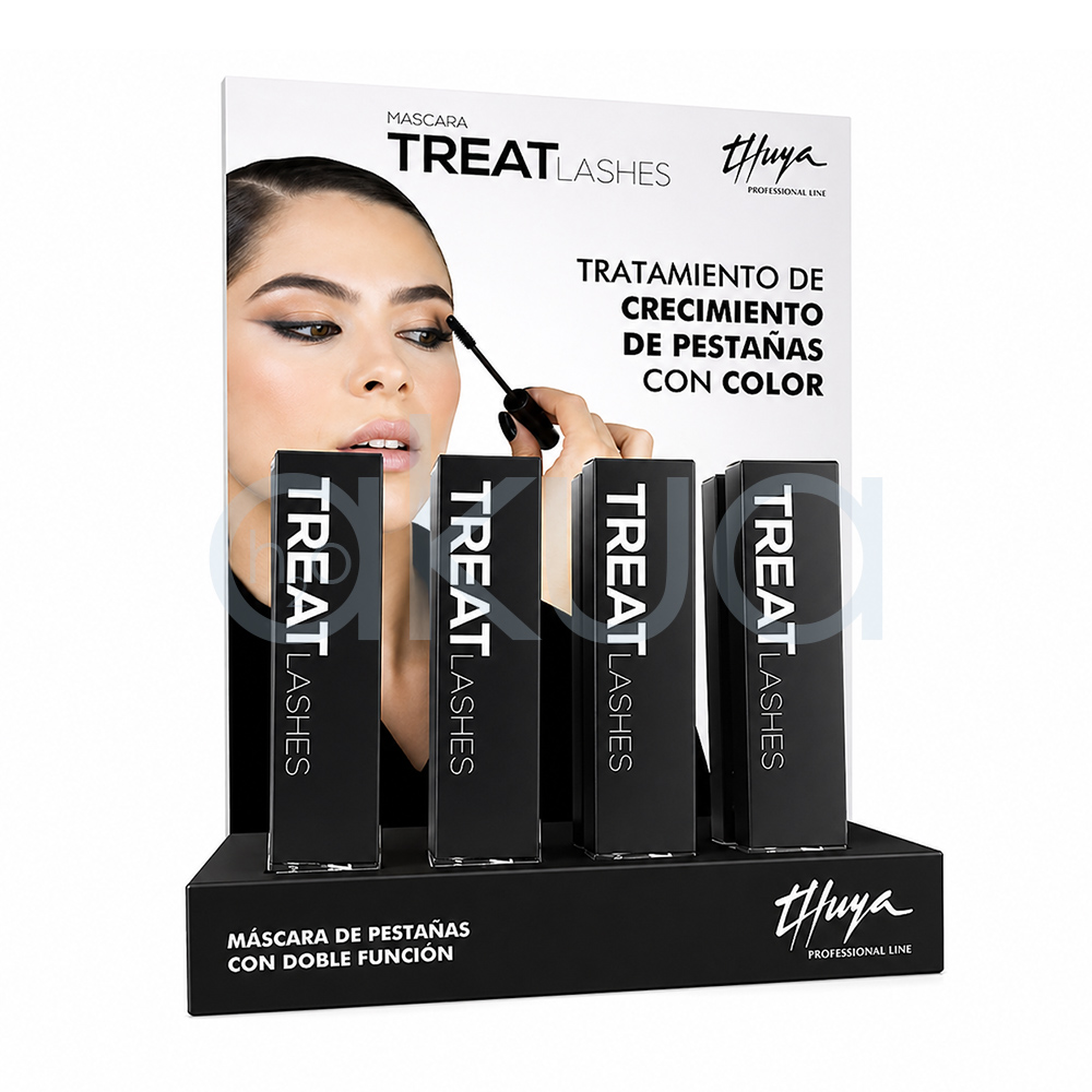 Expositor Mascara pestañas treat Lashes Thuya. En primer plano hay cuatro cajas negras de máscara de pestañas colocadas verticalmente sobre una base negra con el logotipo de la marca. Detrás, un cartel muestra a una mujer aplicándose máscara en las pestañas mientras se mira hacia un lado. En el cartel se lee “Tratamiento de crecimiento de pestañas con color”. El conjunto tiene un diseño elegante en tonos negro y blanco, típico de productos profesionales de belleza. H2o Akua