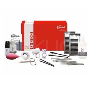 Kit estensiones de pestañas Thuya. Se observa una caja grande roja con la palabra “EXTENSIONS” y, frente a ella, varios productos y herramientas necesarias para aplicar extensiones de pestañas. Entre ellos hay bandejas de pestañas, pegamento, líquidos preparadores, pinzas, cepillos aplicadores, tijeras, cinta adhesiva y otros accesorios profesionales. H2o Akua